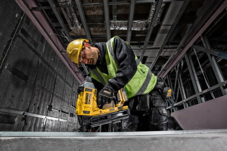 Zastosowanie gwoździarki DEWALT DCN890N