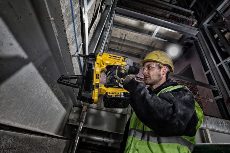 Zastosowanie gwoździarki DEWALT DCN890N