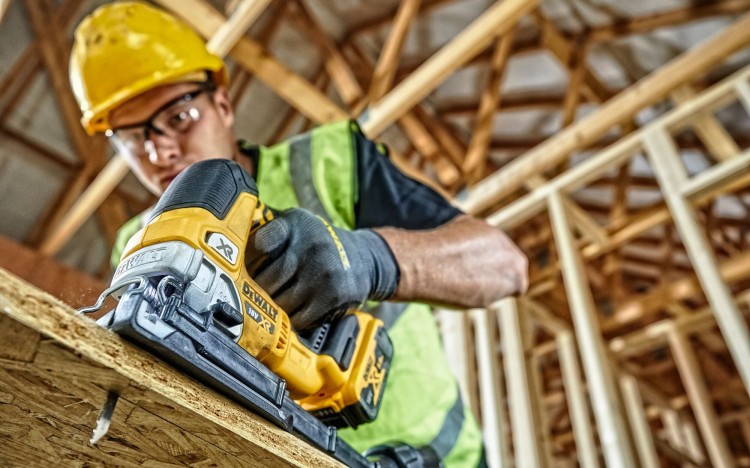 zastosowanie wyrzynarki akumulatorowej DEWALT DCS334