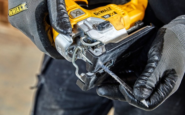 zastosowanie wyrzynarki do drewna DEWALT DCS334
