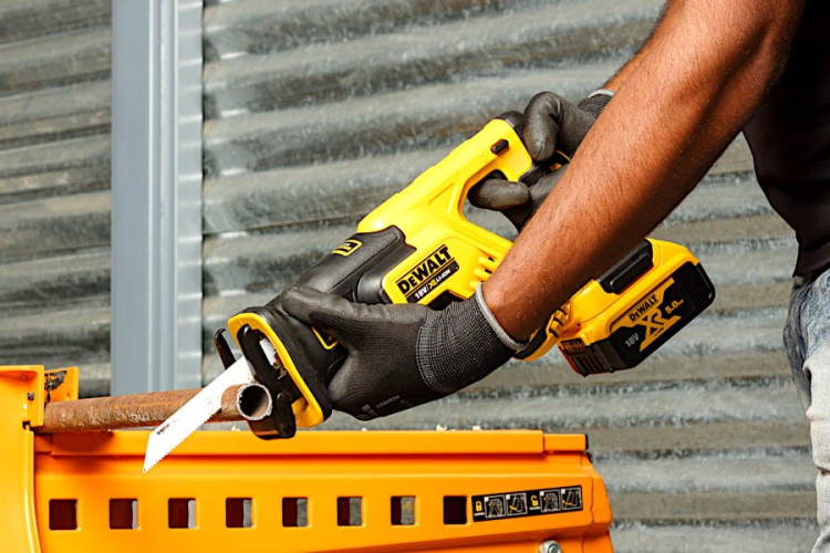 Zastosowanie pilarki szablastej DEWALT DCS367N
