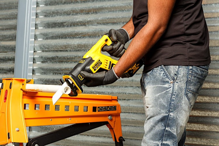 Zastosowanie pilarki szablastej DEWALT DCS367N