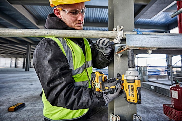 Zastosowanie klucza udarowego DEWALT DCF894P2