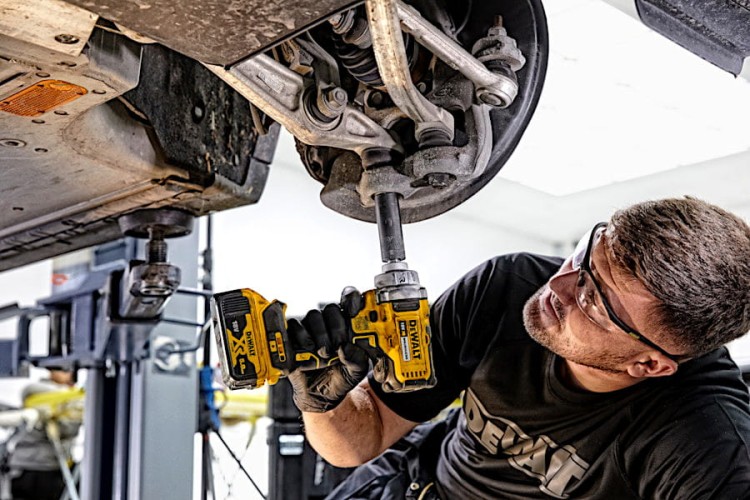 Zastosowanie klucza udarowego DEWALT DCF894P2
