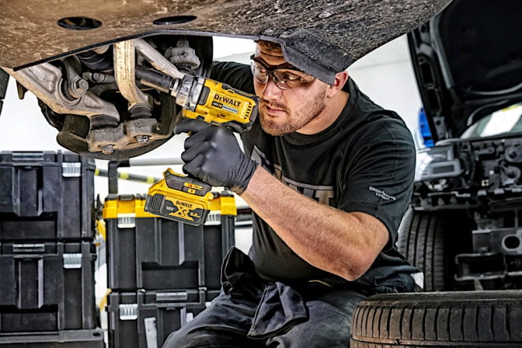 Zastosowanie klucza udarowego DEWALT DCF894P2