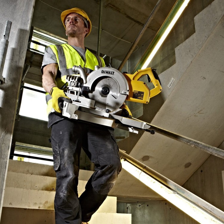 Pilarka DeWalt DWS778