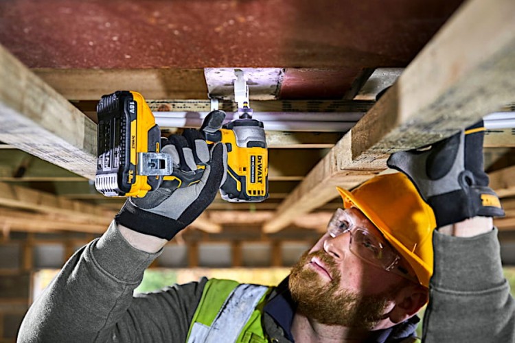 Zastosowanie zakrętarka udarowej DEWALT DCF809
