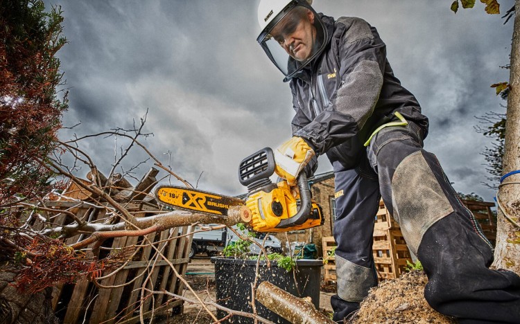 Zastosowanie pilarki akumulatorowej DEWALT DCM565N