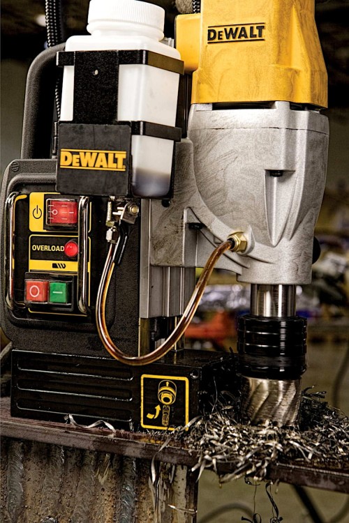Zastosowanie wiertarki ze stopą magnetyczną DEWALT DWE1622K