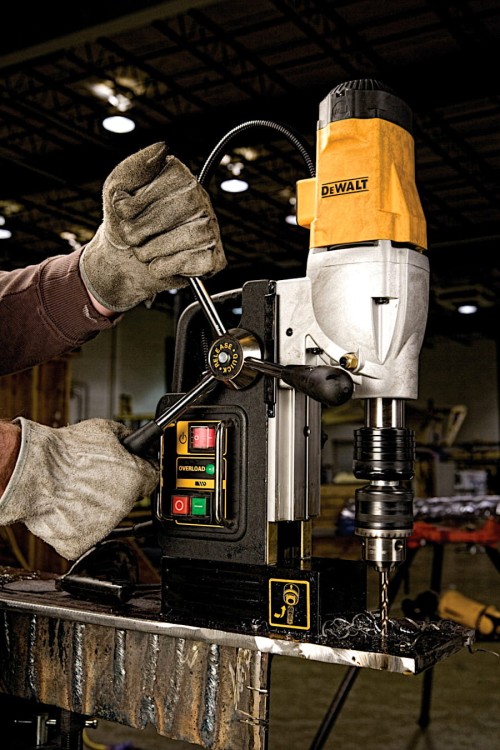 Zastosowanie wiertarki ze stopą magnetyczną DEWALT DWE1622K