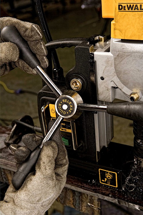 Zastosowanie wiertarki ze stopą magnetyczną DEWALT DWE1622K