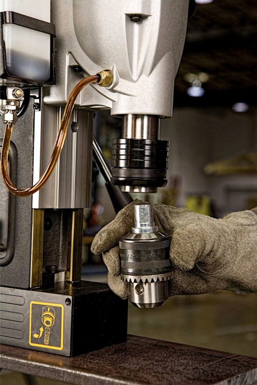 Zastosowanie wiertarki ze stopą magnetyczną DEWALT DWE1622K