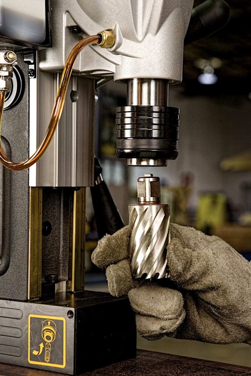 Zastosowanie wiertarki ze stopą magnetyczną DEWALT DWE1622K