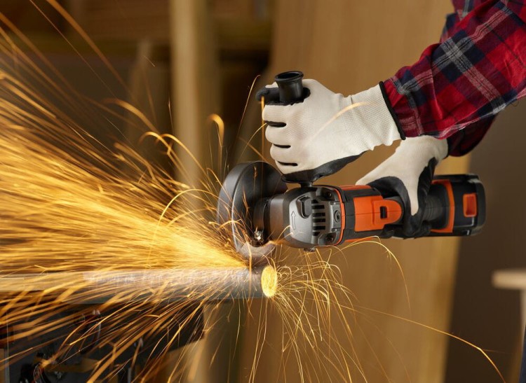 zastosowanie szlifierki kątowej 125mm 18V Black Decker BCG720