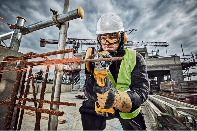 zastosowanie szlifierki kątowej akumulatorowej 125mm 18V DEWALT DCG406