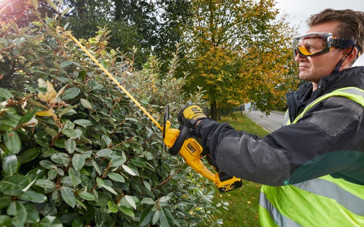 zastosowanie nożyc do żywopłotu DEWALT DCM563PB