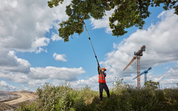 Piła łańcuchowa DeWalt na wysięgniku— Zastosowanie