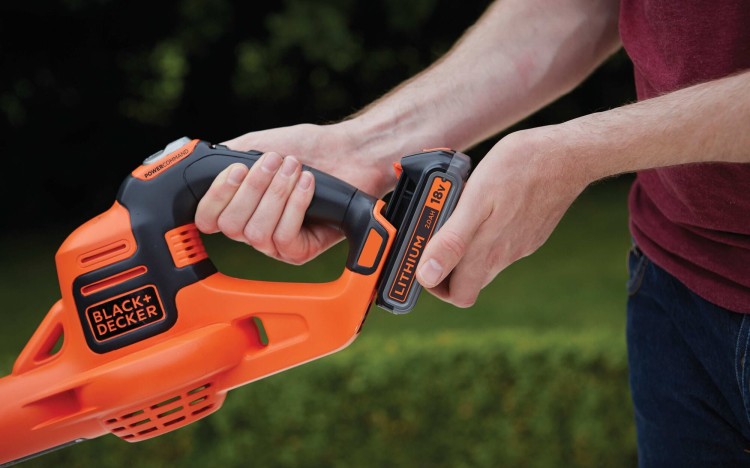 zastosowanie dmuchawy do ogrodu BLACK DECKER GWC1820PC