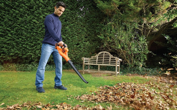 zastosowanie akumulatorowej dmuchawy do liści BLACK DECKER GWC1820PC