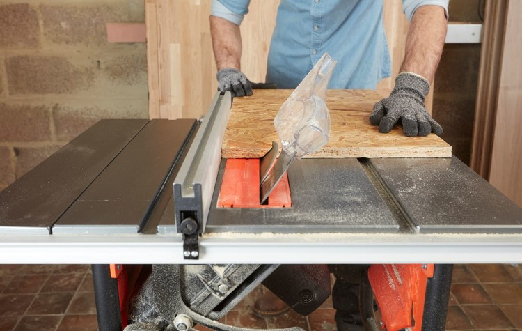 BLACK DECKER BES720 Pilarka stołowa