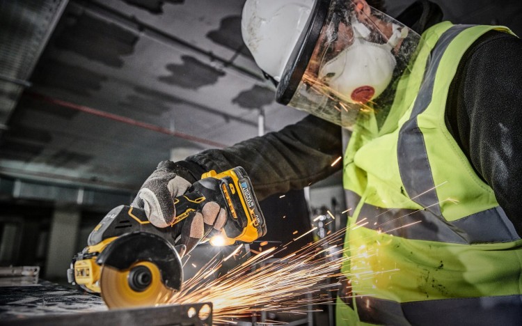 DEWALT DCS438N Piła tarczowa akumulatorowa 18V
