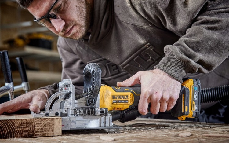 Zastosowanie Frezarki do wpustów DEWALT DCW682P2