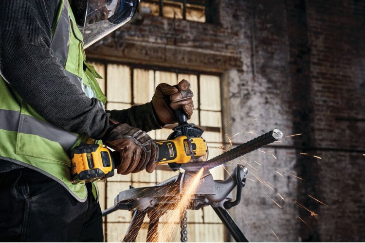 zastosowanie szlifierki kątowej akumulatorowej   DEWALT DCG409VSN