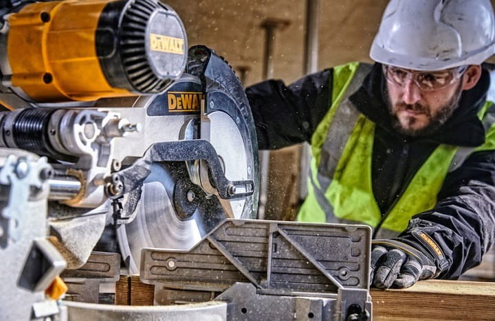 DeWalt DWS780 piła ukośnica