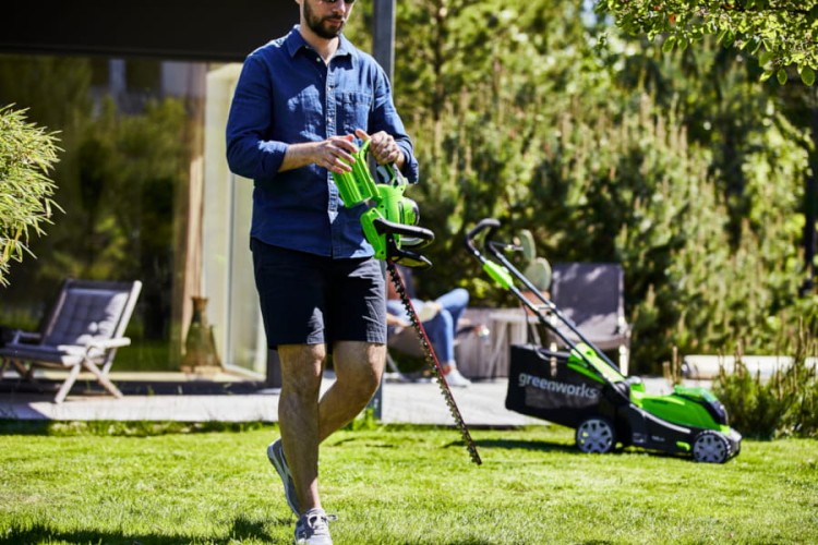 zastosowanie nożyc do żywopłotu akumulatorowych 40V GREENWORKS 2200907