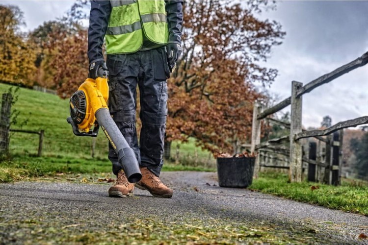 zastosowanie dmuchawy do liści DEWALT DCM572N