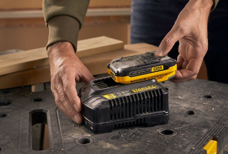 STANLEY SFMCB14 Szybka ładowarka 18V 4A V20 Fatmax