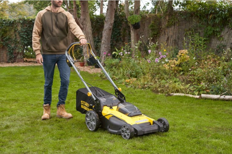 Zastosowanie kosiarki do trawy STANLEY SFMCMWS251M