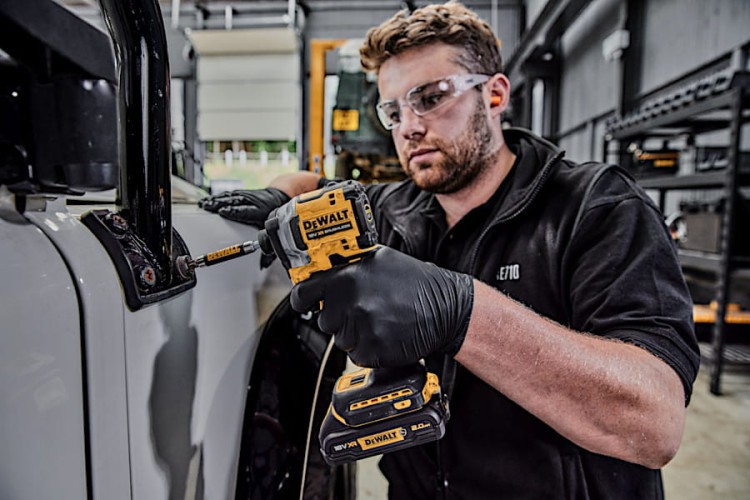 Zastosowanie zakrętarki udarowej DEWALT DCF850NT