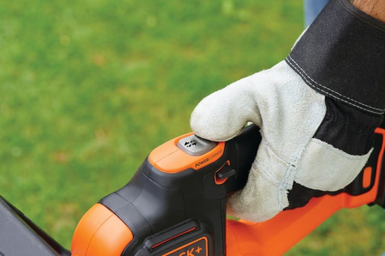 zastosowanie akumulatorowych nożyc do żywopłotu  BLACK DECKER GTC18502