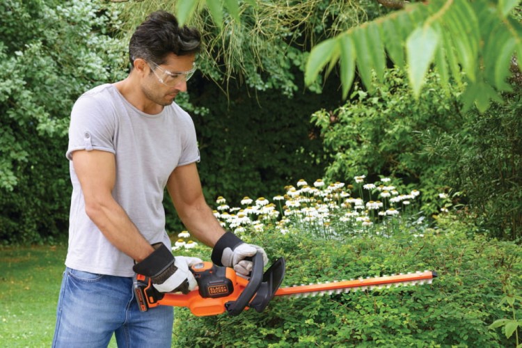 zastosowanie nożyc do żywopłotu akumulatorowych BLACK DECKER GTC18502