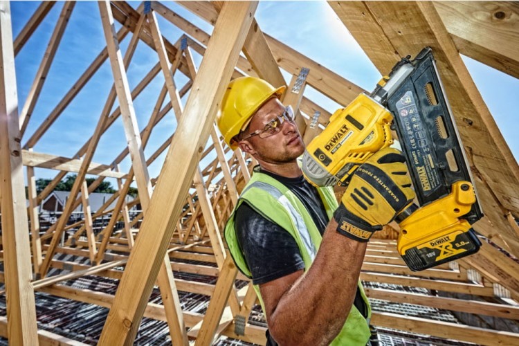 Zastosowanie gwoździarki DEWALT DCN692N