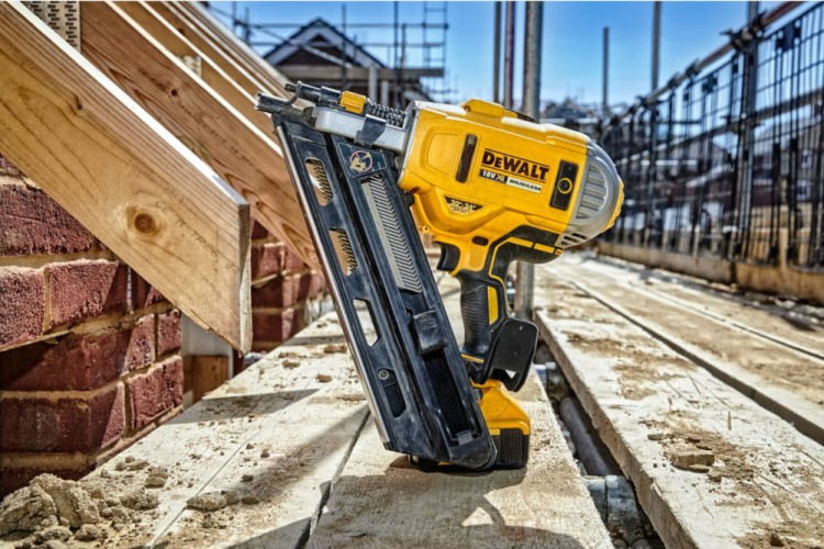 Zastosowanie gwoździarki DEWALT DCN692N
