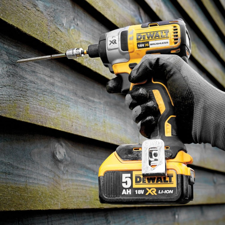 Zastosowanie zakrętarki udarowej DEWALT DCF887