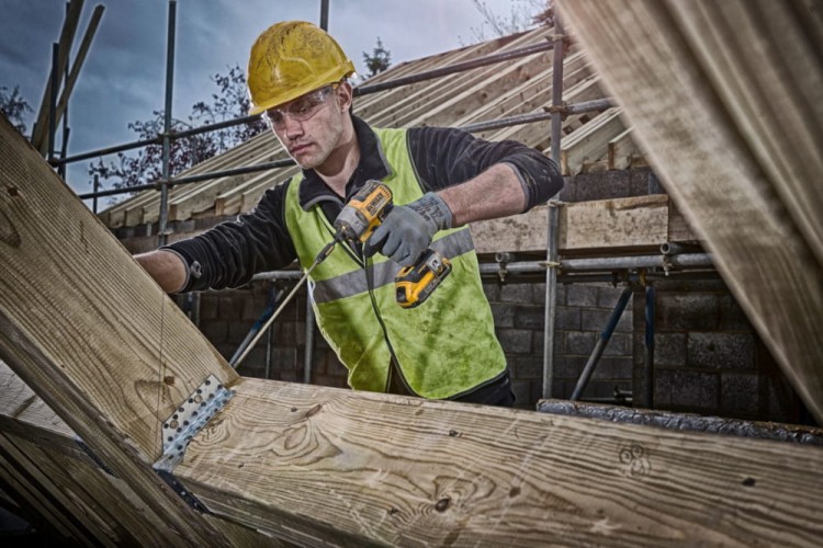 Zastosowanie zakrętarki udarowej DEWALT DCF887