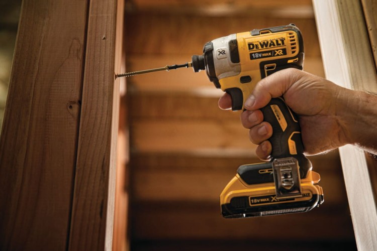 Zastosowanie zakrętarki udarowej DEWALT DCF887