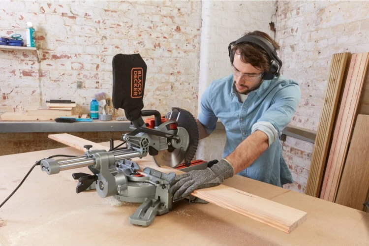 Zastosowanie pilarki ukosowej BLACK DECKER BES700