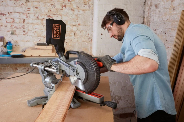 Zastosowanie piły ukośnicy BLACK DECKER BES700
