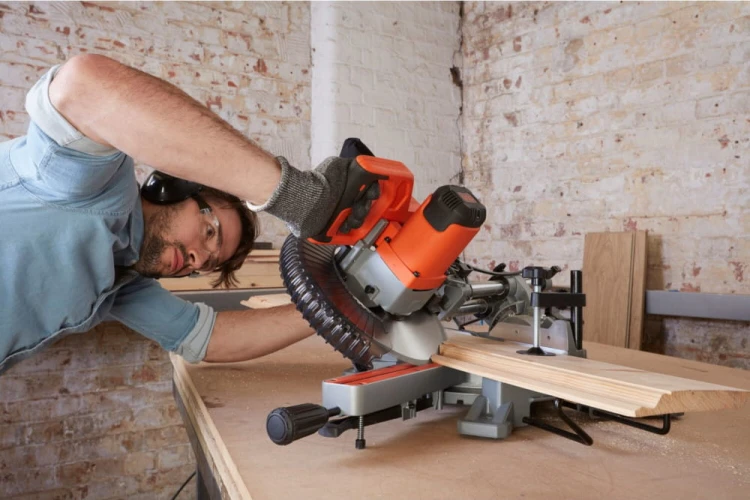 Zastosowanie pilarki ukosowej BLACK DECKER BES700