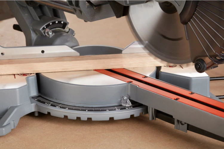 Zastosowanie pilarki ukosowej BLACK DECKER BES700