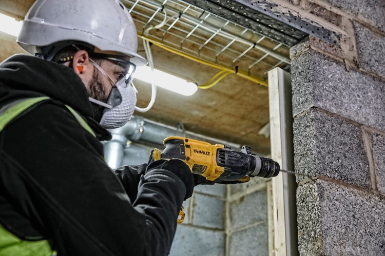 zastosowanie młotowiertarki sieciowej DEWALT D25134K
