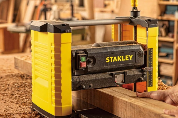 Zastosowanie przenośnej strugarki grubościowej STANLEY STP18