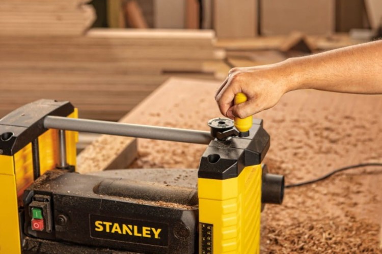 Zastosowanie przenośnej strugarki grubościowej STANLEY STP18