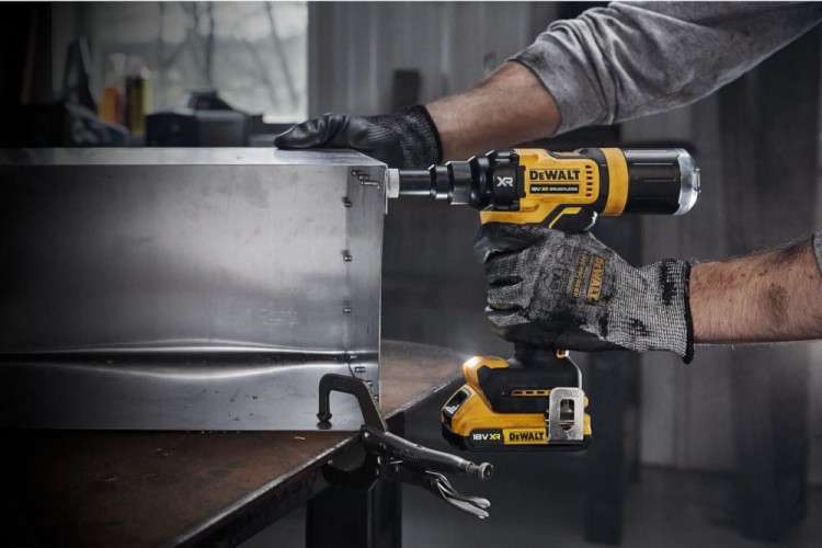 Zastosowanie nitownicy DEWALT DCF403NT