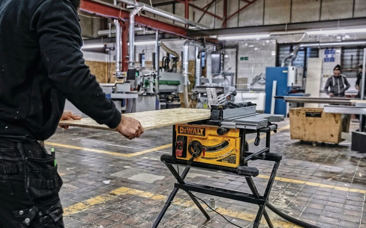 DeWalt Piła pilarka stołowa DWE7492 250mm - Zastosowanie