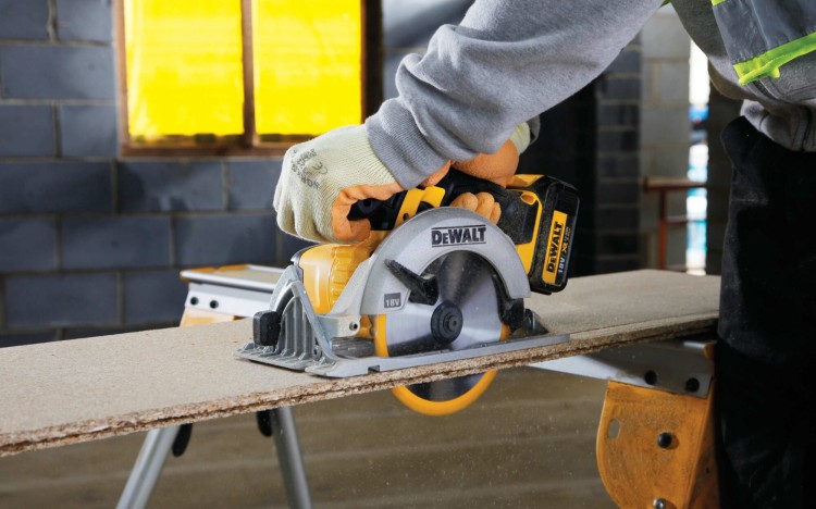 zastosowanie pilarka tarczowej 165mm 18V DeWALT